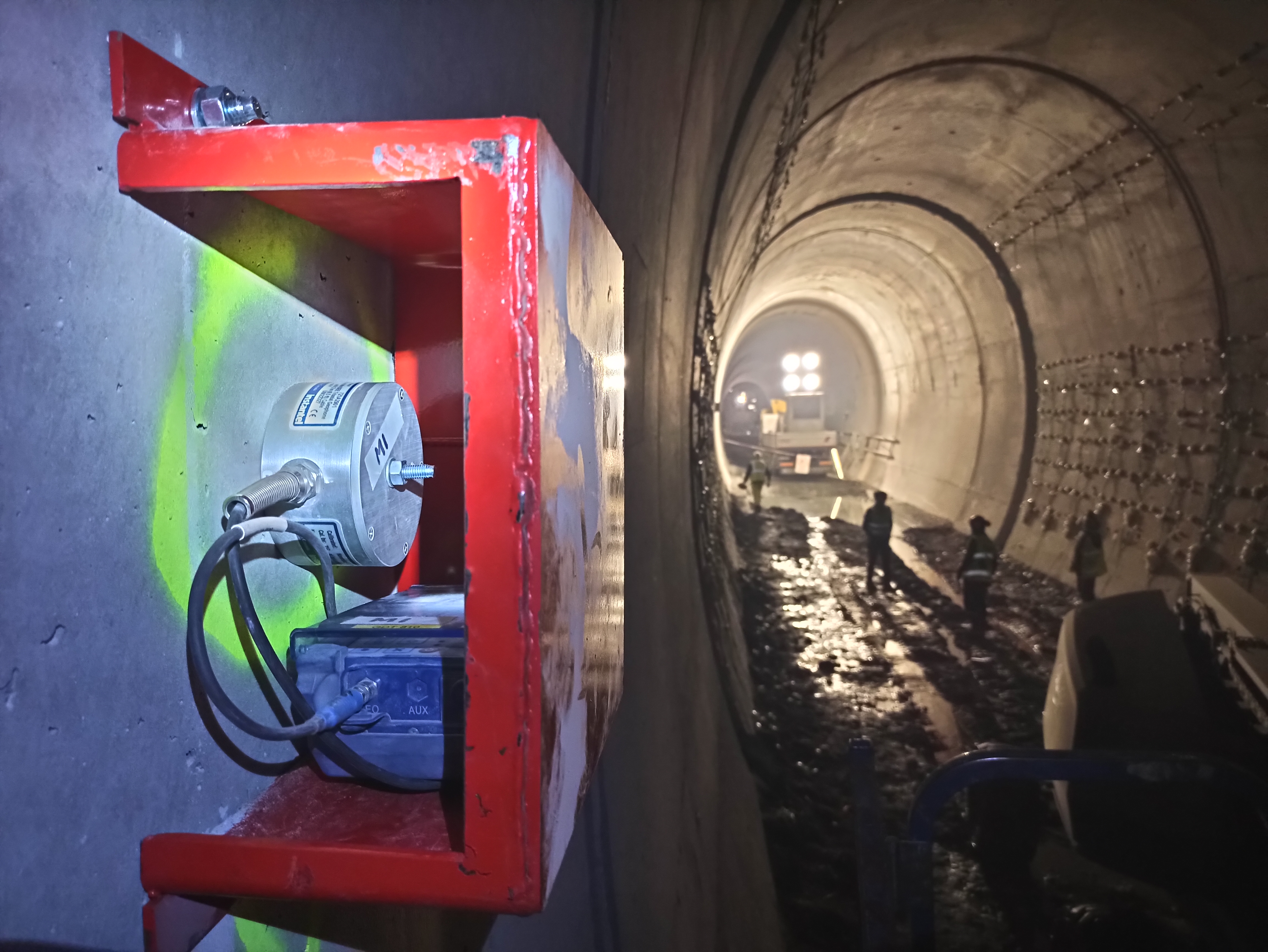 Monitoraggio vibrometrico e strutturale durante la demolizione dei rivestimenti galleria COCIV Fegino e Polcevera (GE)